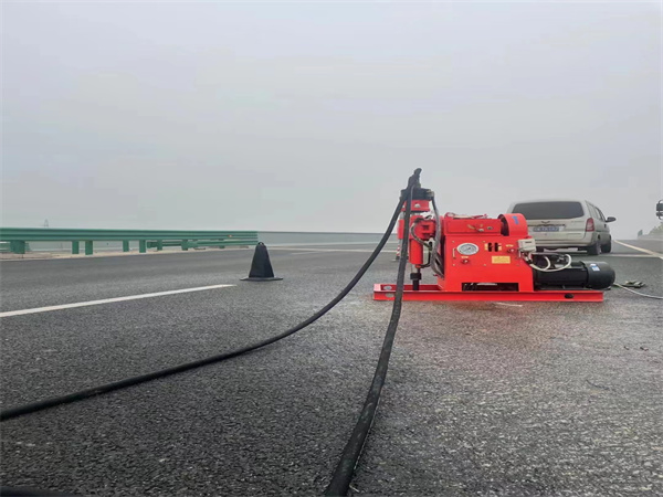 鹰手营子矿马路路基路面开裂下沉注浆加固灌浆